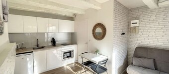 Encantador estudio nuevo con terraza - admite mascotas, Wi-Fi gratis