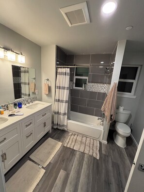 Bruser, hårtørrer, håndklæder, Sæbe