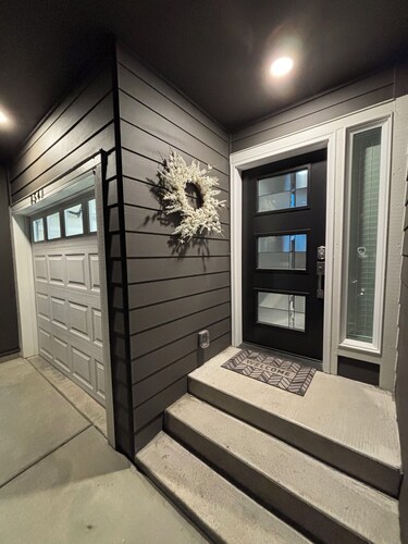 Charming 2-bedroom, 2-1/2 bath,New house with AC, in Seattle. Airport 4.2 miles.