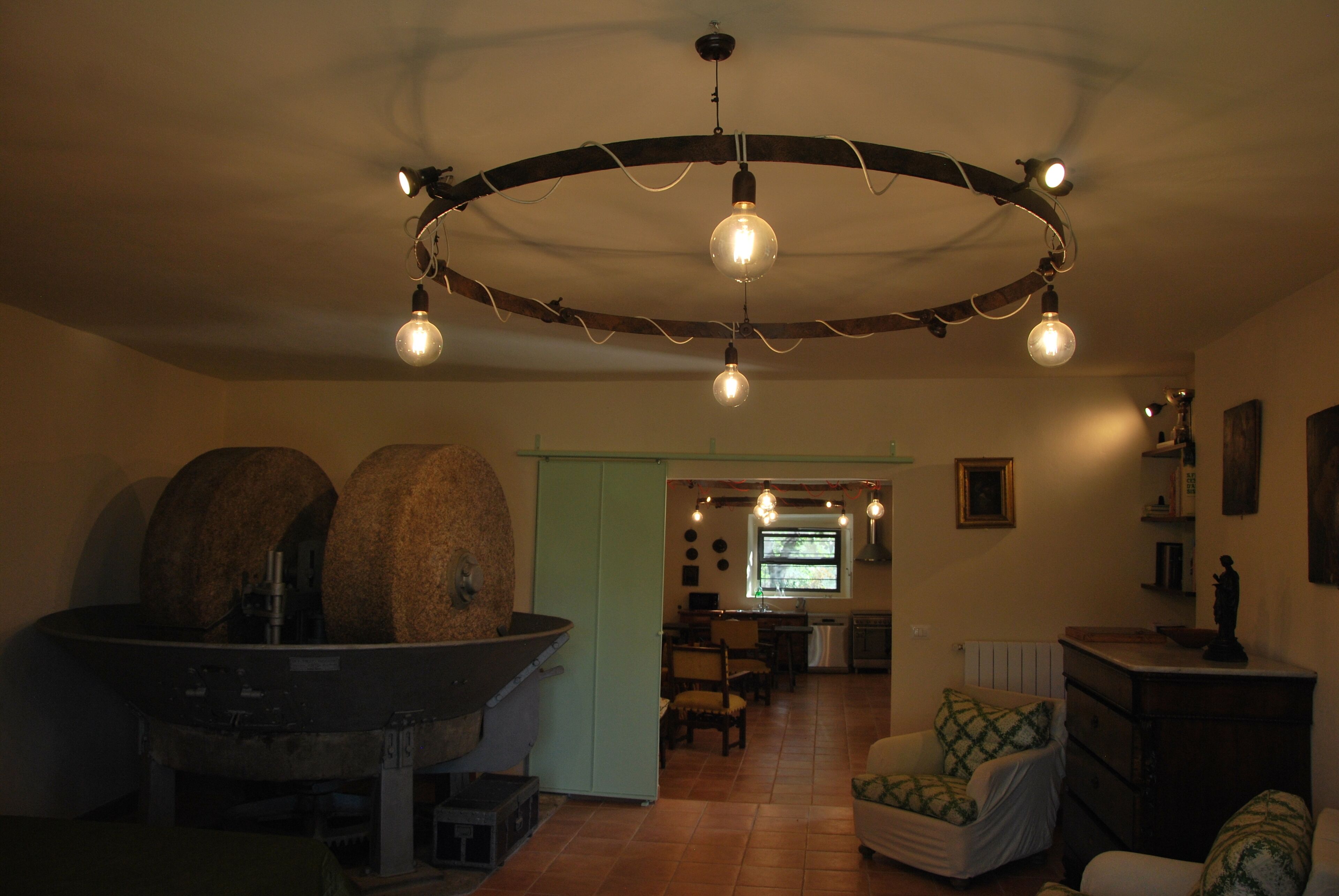 Una cocina con una estufa industrial grande, un comedor con sillas y una encimera.
