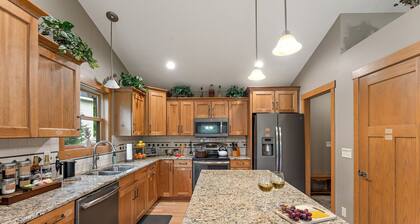 One Level Retreat 10 min to Mayo: Power recliner, Jacuzzi tub, Deck w Grill