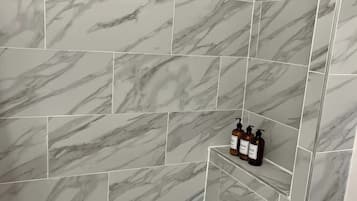 Dusche, Haartrockner, Handtücher, Shampoo