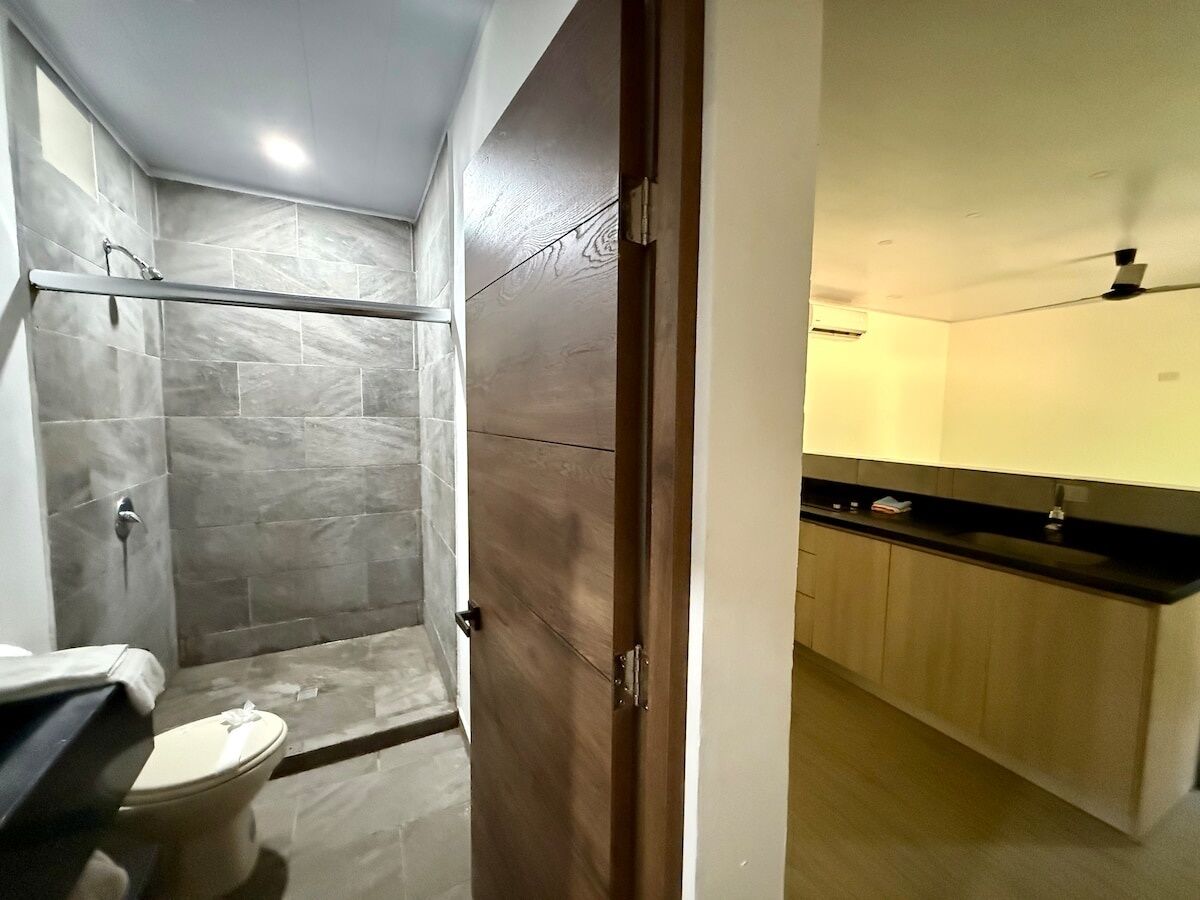 Un baño con ducha, inodoro y lavamanos.