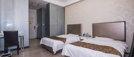 Una habitación de hotel con dos camas, un escritorio y una silla.