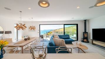 Een smart-tv, een open haard, videogames en boeken