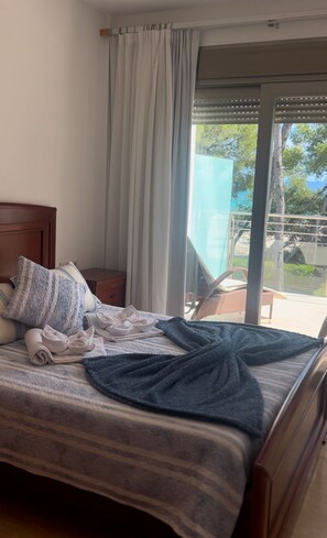 4 bedrooms, iron/ironing board, WiFi, bed sheets