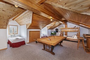 4 bedrooms, iron/ironing board, WiFi, bed sheets