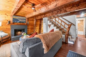 Fernseher, Kamin, Bücher