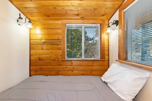 2 bedrooms, bed sheets