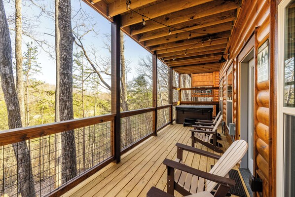 Terrace/patio - BRAND NEW Cabin King bed, Games, EV Charger, Sofa beds, Hot Tub, Full Kitchen (Sevierville)