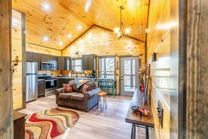 Smart TV, video games - BRAND NEW Cabin King bed, Games, EV Charger, Sofa beds, Hot Tub, Full Kitchen (Sevierville)