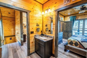 2 bedrooms, iron/ironing board, WiFi, bed sheets - BRAND NEW Cabin King bed, Games, EV Charger, Sofa beds, Hot Tub, Full Kitchen (Sevierville)