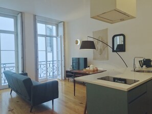 Apartment | Living room - Quaint Studio in the Heart of Porto (Porto)