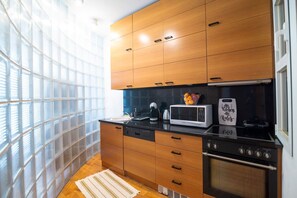 Réfrigérateur, micro-ondes, plaque de cuisson, cafetière/bouilloire