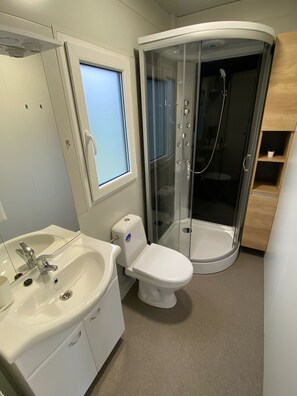Douche, séchoir à cheveux, serviettes fournies, savon