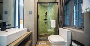 A bathroom with a shower, toilet, and sink. - Xue'ershanfang - Shanhaijing (Sanya)