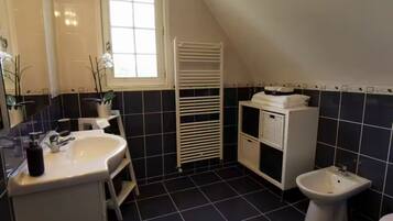 Een douche, een haardroger, een bidet, handdoeken