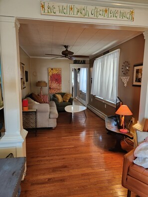 TV - 3-bedroom home in Wildwood with AC, WiFi, off street parking, 3blks from beach. (Wildwood)