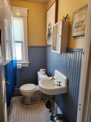 Haartrockner, Handtücher, Toilettenpapier