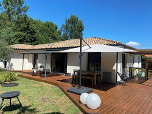 Outdoor dining - Magnificent villa with swimming pool between lakes and ocean (Biscarrosse)