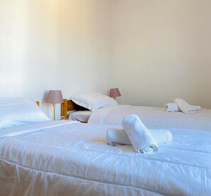 3 habitaciones, tabla de planchar con plancha, wifi y ropa de cama