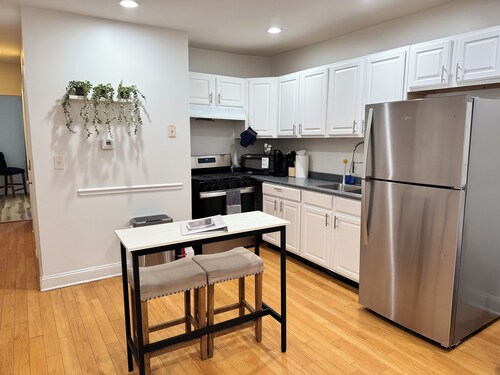 Gateway to DC - Charming 2-bdr apartment in the heart of Union Market