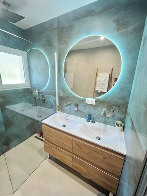 Dusche, Haartrockner, Handtücher, Toilettenpapier