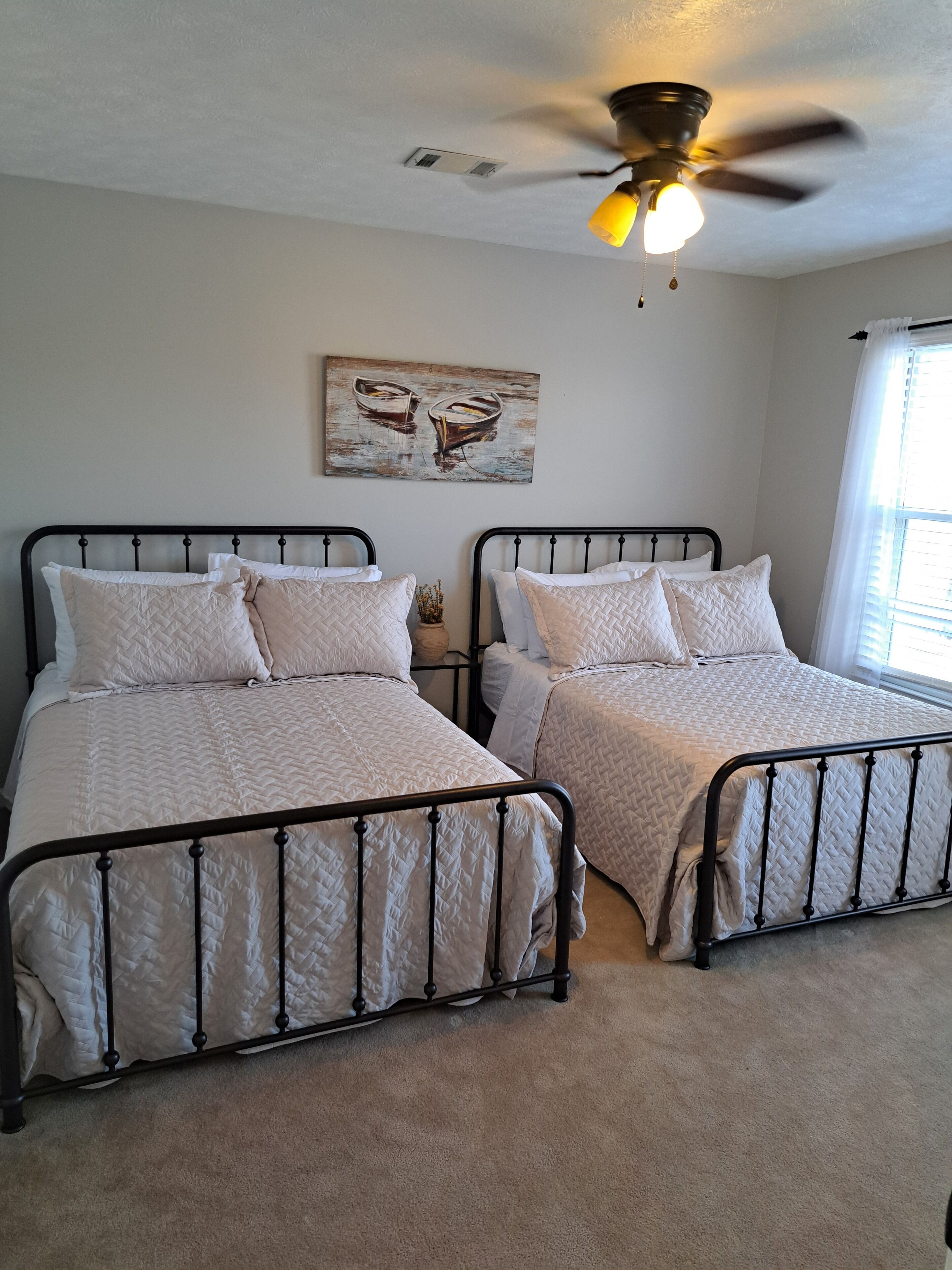 6 bedrooms, desk, WiFi, bed sheets