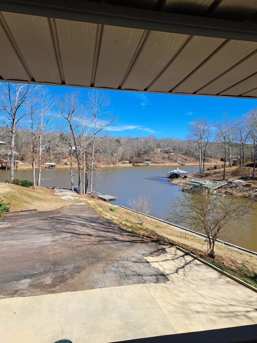 New Listing
Warren Cove 6bd 3.5ba home  Sleeps 22, ramp, dock plenty of parking