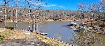 New Listing
Warren Cove 6bd 3.5ba home  Sleeps 22, ramp, dock plenty of parking