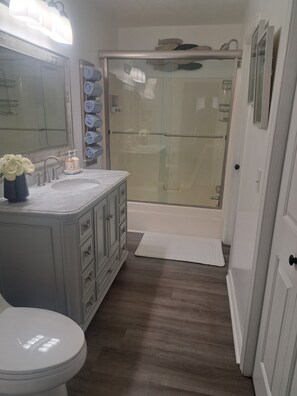 Towels, soap, toilet paper - New Listing
Warren Cove 6bd 3.5ba home  Sleeps 22, ramp, dock plenty of parking (Wedowee)