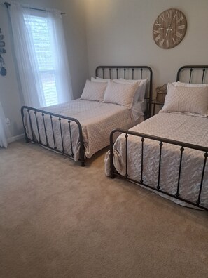 6 bedrooms, desk, WiFi, bed sheets