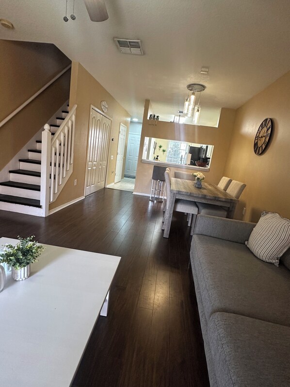 Living area - Charming 2-bedroom townhome in Wesley Chapel with Pond view (Wesley Chapel)