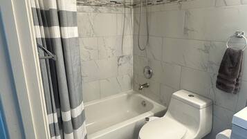 Secadora de cabello, bidet, toallas, jabón