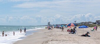 Charming 3-bedroom house with Hot tub, AC, WiFi in gorgeous Ocean Isle Beach