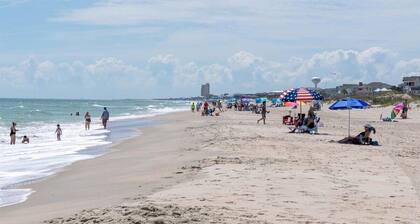 Charming 3-bedroom house with Hot tub, AC, WiFi in gorgeous Ocean Isle Beach