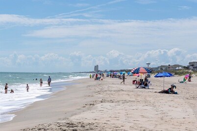 Charming 3-bedroom house with Hot tub, AC, WiFi in gorgeous Ocean Isle Beach