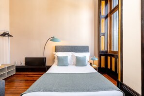 1 chambre, fer et planche à repasser
