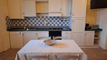 Fridge, oven, stovetop, dishwasher