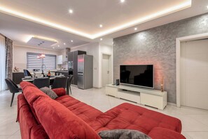 Apartment, 3 Bedrooms, Accessible, Smoking | Living room