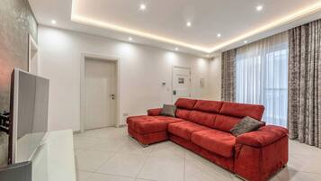 Apartment, 3 Bedrooms, Accessible, Smoking | Living room