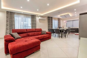 Apartment, 3 Bedrooms, Accessible, Smoking | Living area