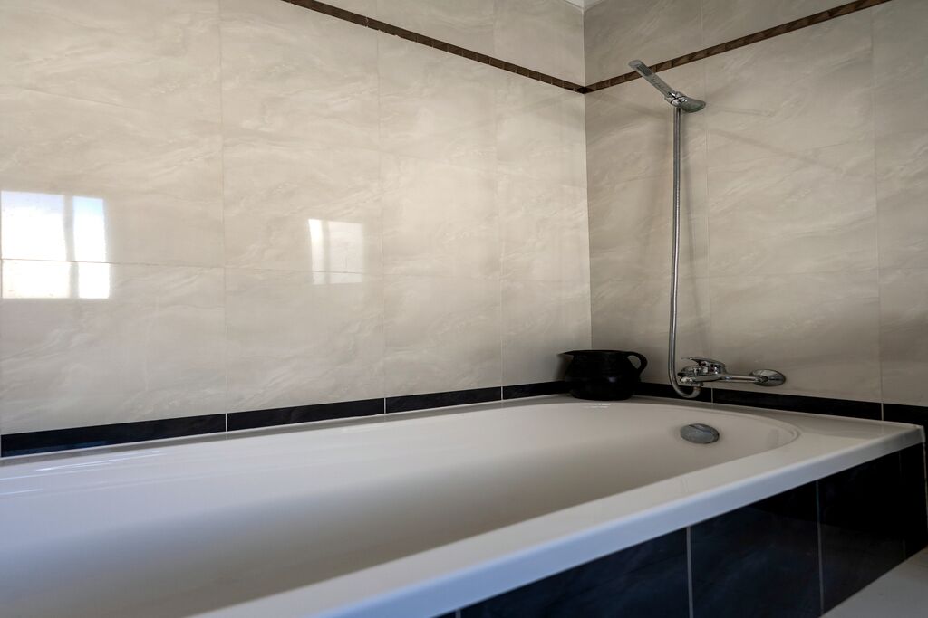 Regadera, amenidades de baño gratuitas, secadora de cabello, toallas 