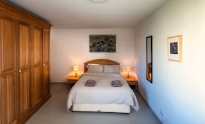 1 habitación, escritorio, tabla de planchar con plancha y wifi 