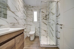 Bathroom - Beautiful 2 BDR Penthouse Near Valletta Sleeps 6 (Hamrun)