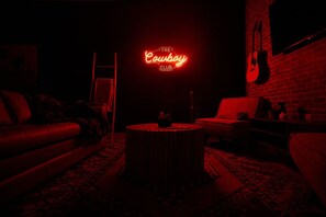 TV - Nashville`s Wildwest Getaway! (Nashville)