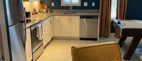 Refrigerador, microondas, horno, placa de cocina