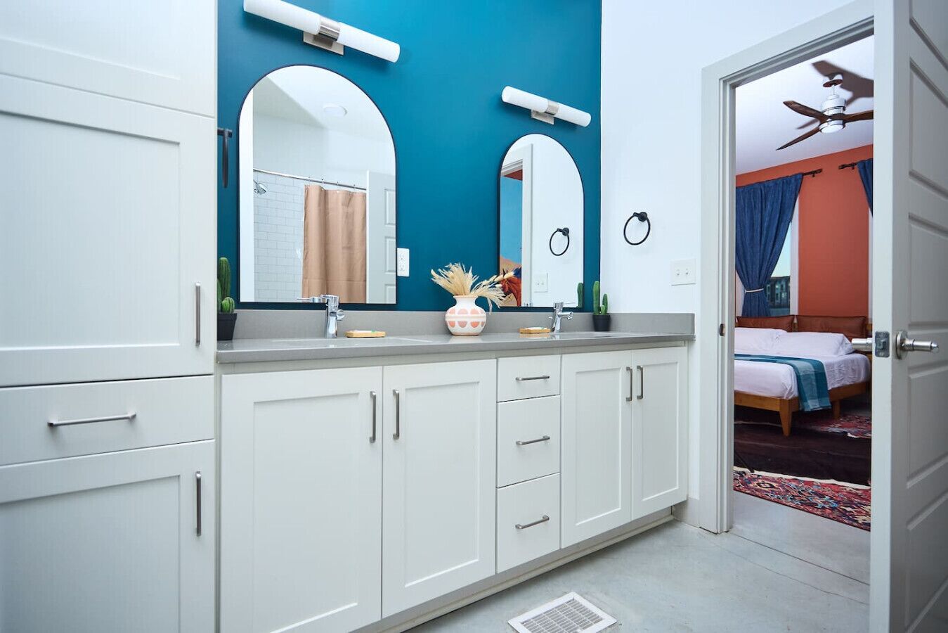 Skrivbord, strykjärn/strykbräda, resesäng och wi-fi