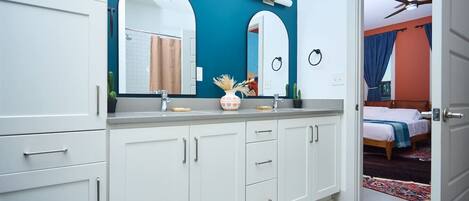 Skrivbord, strykjärn/strykbräda, resesäng och wi-fi