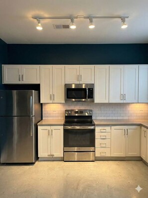 Fridge, microwave, oven, stovetop - Nashville`s Wildwest Getaway! (Nashville)